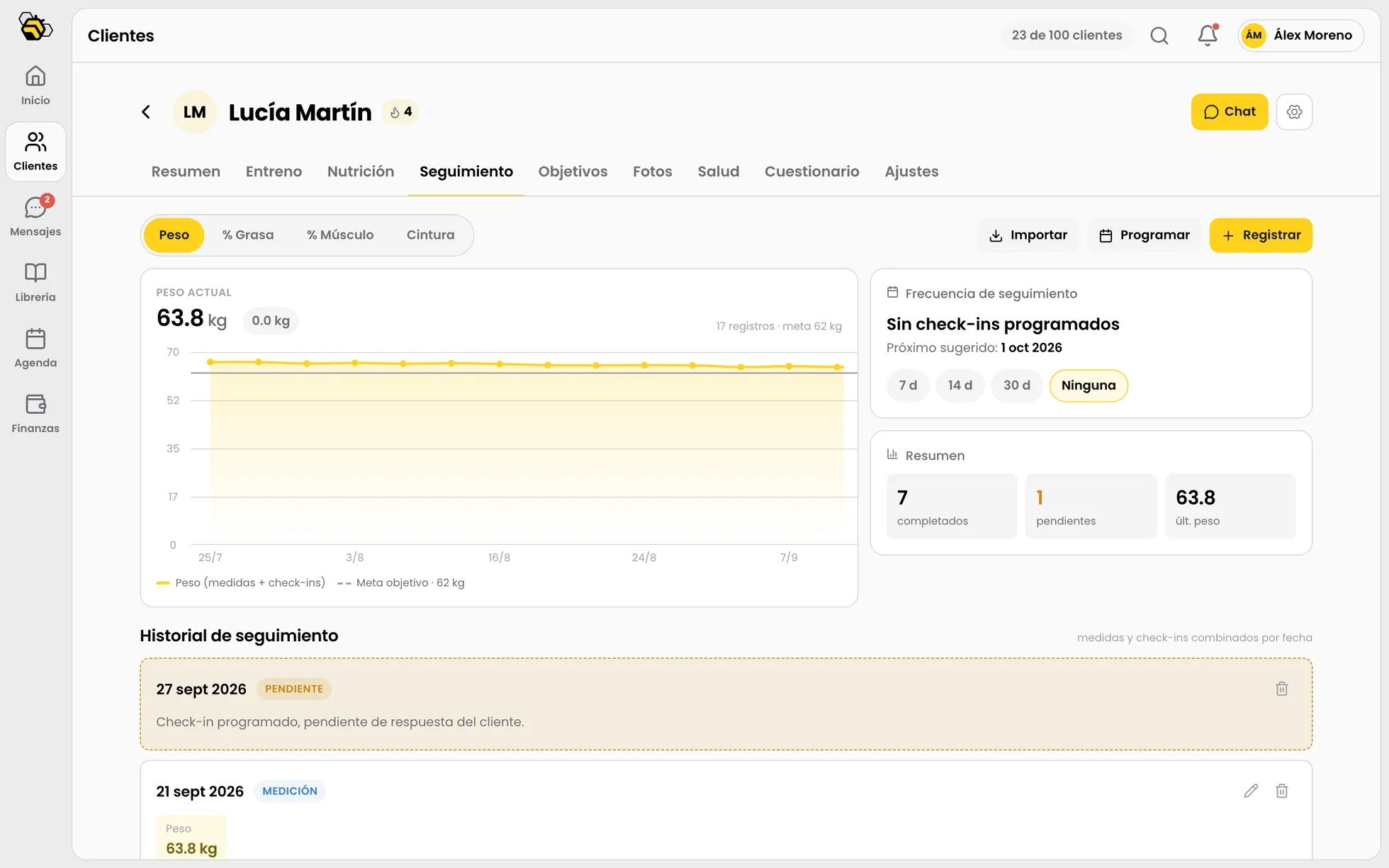 Ficha de una clienta en TrainBee: su peso, su adherencia y sus revisiones